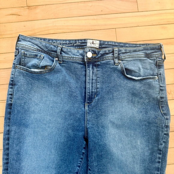 Slightly Curvy Blue Cropped Jeans - Picture 2 of 6